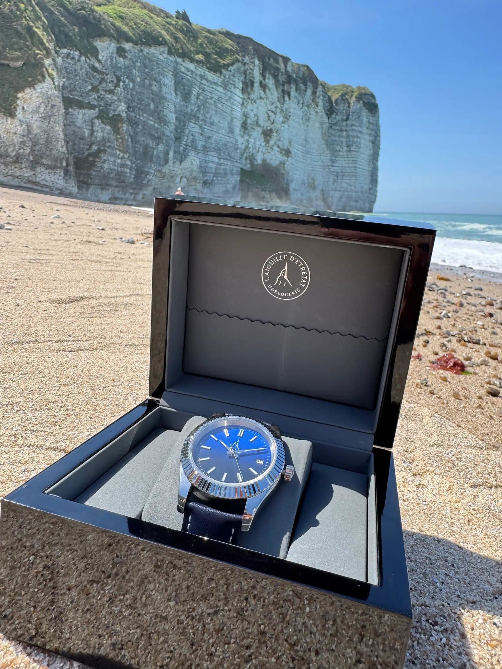 L'Horizon dans son coffret, sur la plage de galets d'Étretat